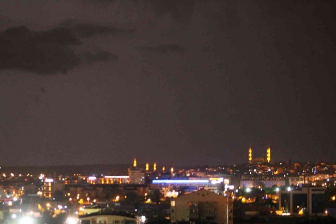 Edirne’de Şimşekler Gökyüzünü Aydınlattı