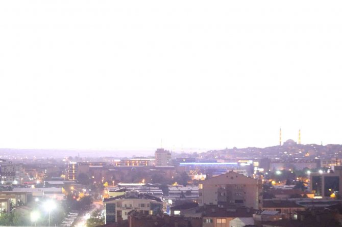 Edirne’de Şimşekler Gökyüzünü Aydınlattı