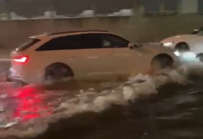 Edirne’de Şiddetli Yağmur, Yollar Nehir Oldu Aktı