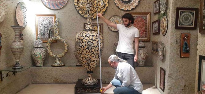 Boyundan Büyük Seramik Vazo Yaptı