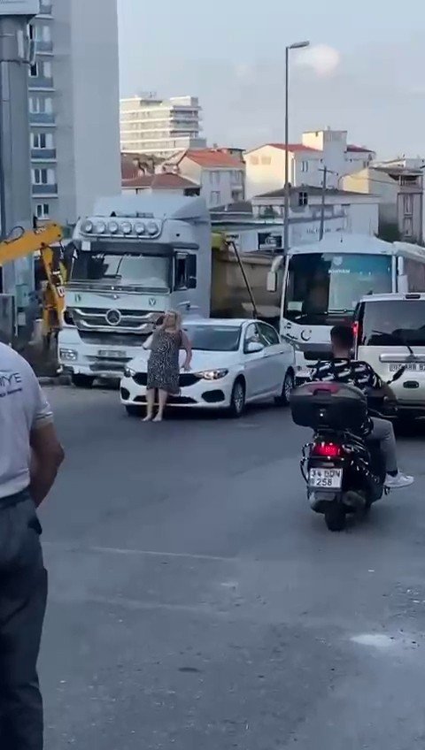 Sevgilisi Parasını Çalıp Darp Etti, Cinnet Geçirip Yoldan Geçen Arabalara Saldırdı