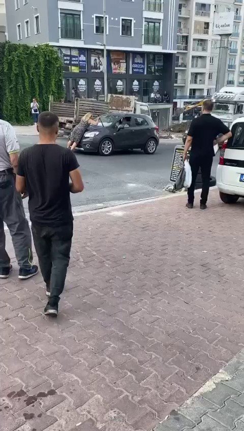 Sevgilisi Parasını Çalıp Darp Etti, Cinnet Geçirip Yoldan Geçen Arabalara Saldırdı