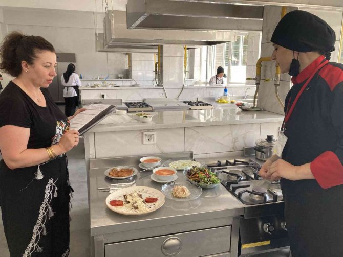 Ustalık Telafi Programı İlk Mezunlarını Verdi