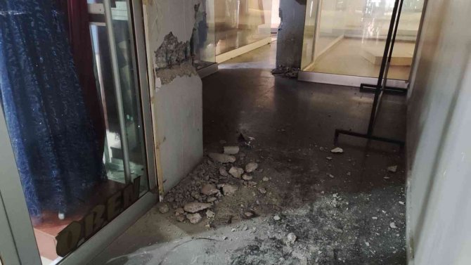 Pasajları Yıkılmasın Diye Gelinlik Yaktılar