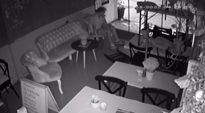 Fatih’te Gece Vakti Kafeye Giren Şüphelinin Sergilediği İlginç Hareketleri Kamerada