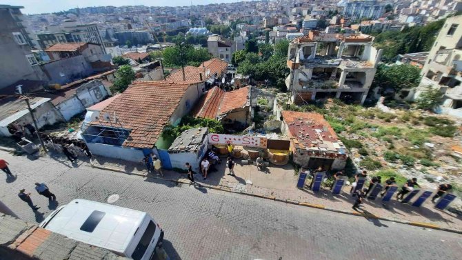 Hacıhüsrev’deki Vatandaşlar Polis Zoruyla Tahliye Ediliyor