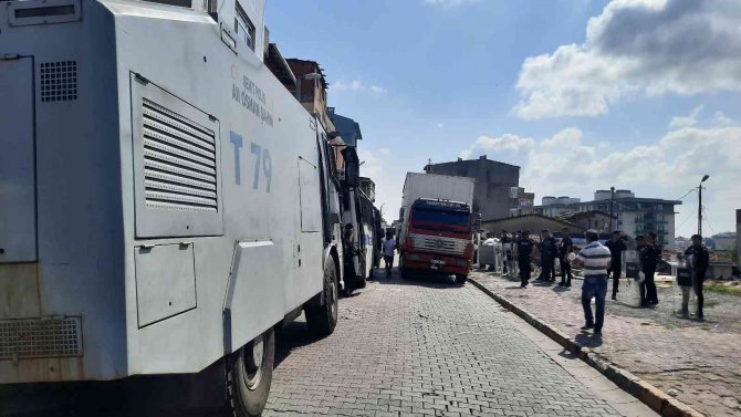 Hacıhüsrev’deki Vatandaşlar Polis Zoruyla Tahliye Ediliyor