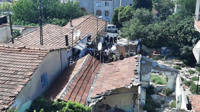 Hacıhüsrev’deki Vatandaşlar Polis Zoruyla Tahliye Ediliyor