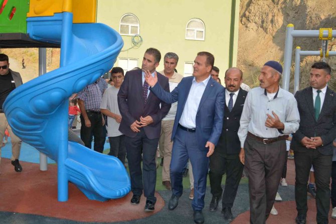 Vali Akbıyık, Çocuk Oyun Parkı Açılışını Yaptı