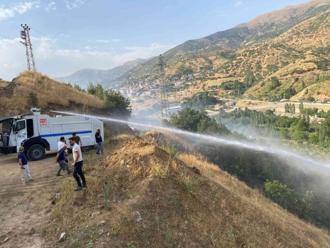Şemdinli’deki Örtü Yangınına Toma’larla Müdahale
