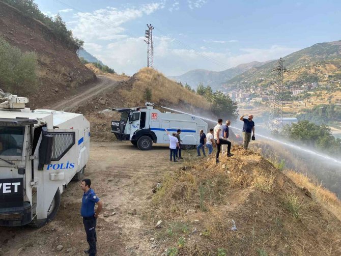 Şemdinli’deki Örtü Yangınına Toma’larla Müdahale