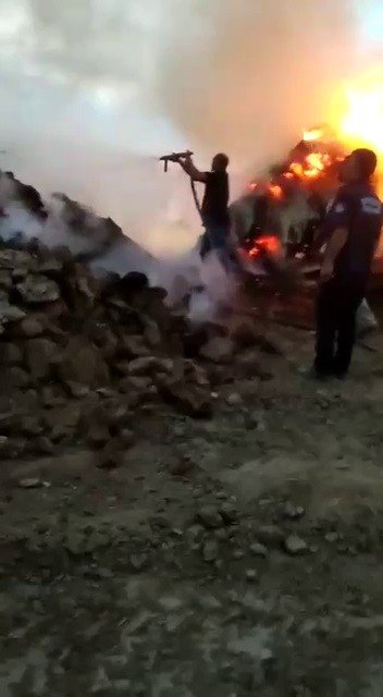 Çok Sayıda Balya Ot Yanarak Kül Oldu
