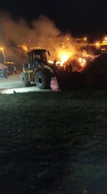 Çok Sayıda Balya Ot Yanarak Kül Oldu