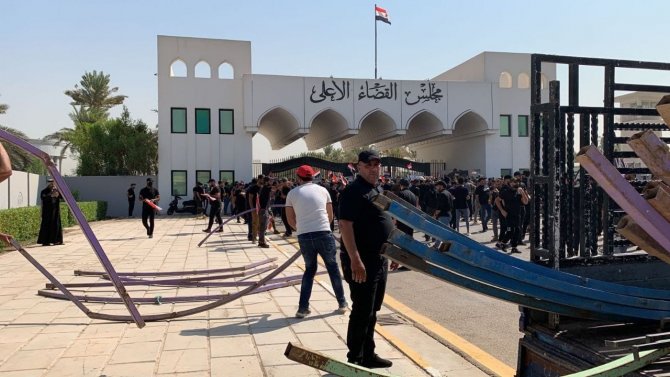 Irak’ta Sadr Destekçilerinden Yargı Konseyi Önünde Protesto