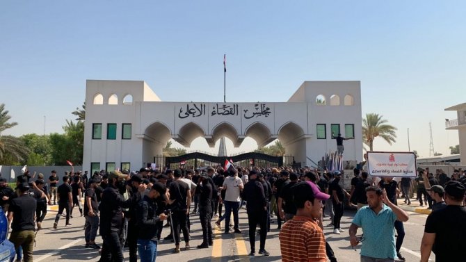 Irak’ta Sadr Destekçilerinden Yargı Konseyi Önünde Protesto