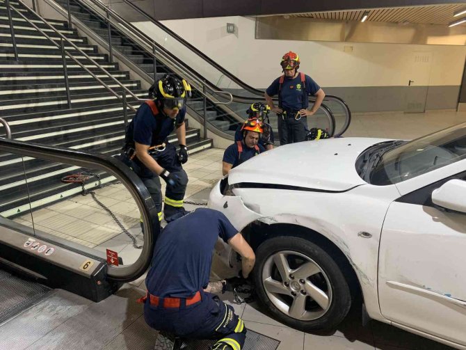 Çaldığı Araçla Metro İstasyonunun Merdivenlerine Sıkıştı