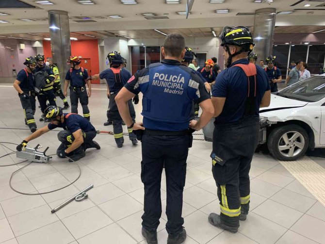 Çaldığı Araçla Metro İstasyonunun Merdivenlerine Sıkıştı