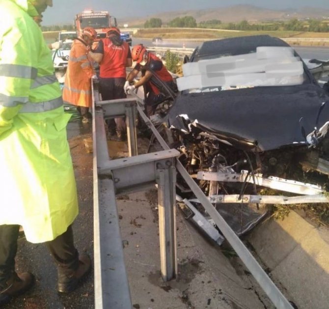 İ̇stanbul-i̇zmir Otoyolunda Otomobil Refüje Çarptı: 2 Ölü, 2 Yaralı