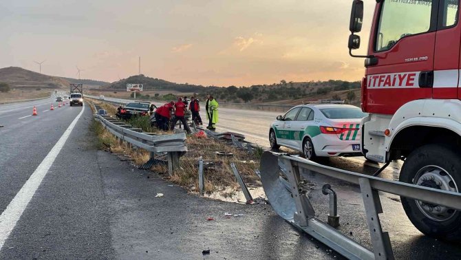 İ̇stanbul-i̇zmir Otoyolunda Otomobil Refüje Çarptı: 2 Ölü, 2 Yaralı