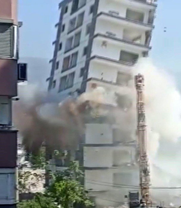 İ̇zmir’de Paniğe Yol Açan Yıkım: 10 Katlı Bina Böyle Yerle Bir Oldu