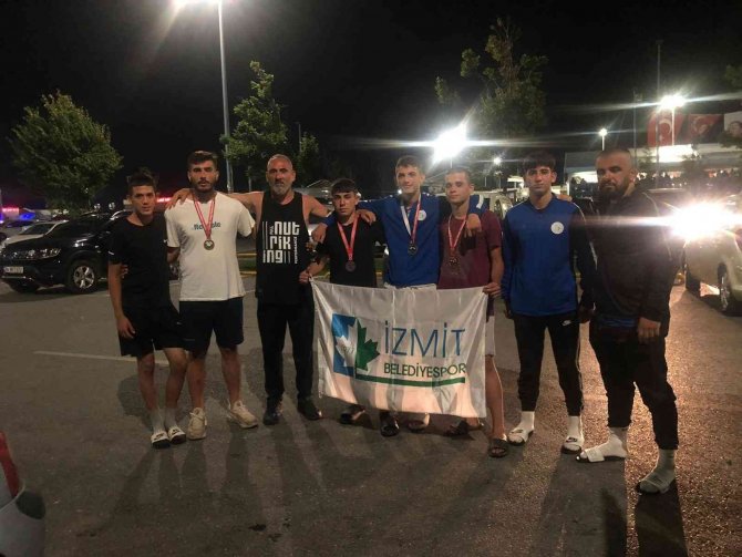 İ̇zmitli Pehlivanlar Şile’den 5 Madalya İle Döndü
