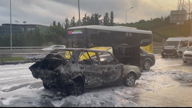 Kağıthane’de Minibüse Çarpan Otomobil Alev Alev Yandı, 1 Yaralı