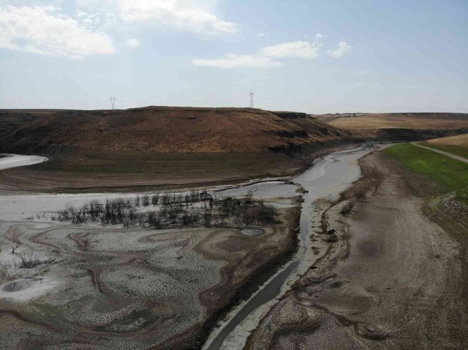 Kars’ta Baraj Gölü Kurudu