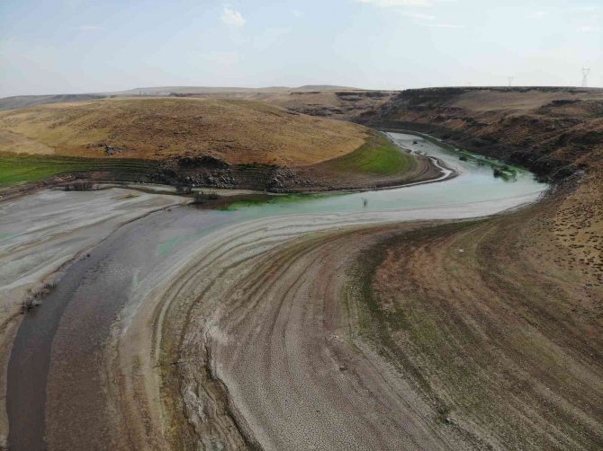 Kars’ta Baraj Gölü Kurudu