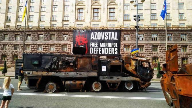 Kiev’de Rus Ordusunun Ele Geçirilen Askeri Teçhizatları Sergileniyor