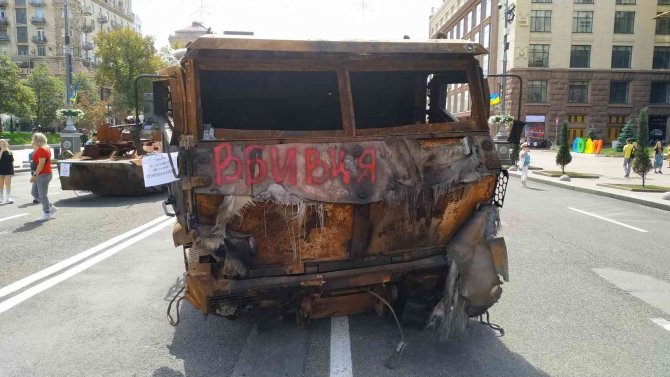 Kiev’de Rus Ordusunun Ele Geçirilen Askeri Teçhizatları Sergileniyor