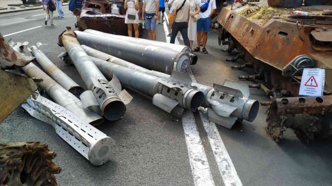 Kiev’de Rus Ordusunun Ele Geçirilen Askeri Teçhizatları Sergileniyor