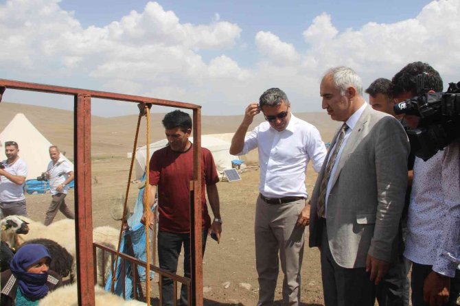 Erzurum’da 300 Hane İle Oba Hayatı Yaşayan Göçerler 20 Bin Hayvana Bakıyor