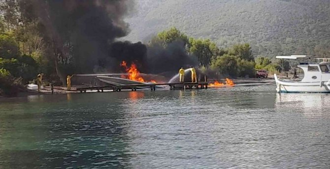 Marmaris’te Yanan Tekne Küle Döndü