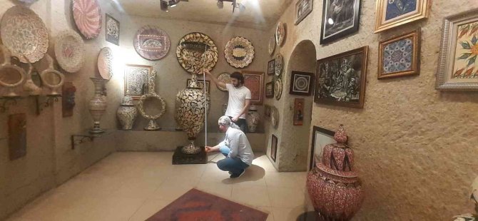 Boyundan Büyük Seramik Vazo Yaptı