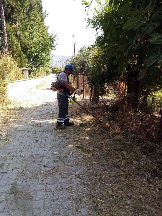 Ortaca’da Ortak Yaşam Alanlarında Kuru Otlar Temizleniyor