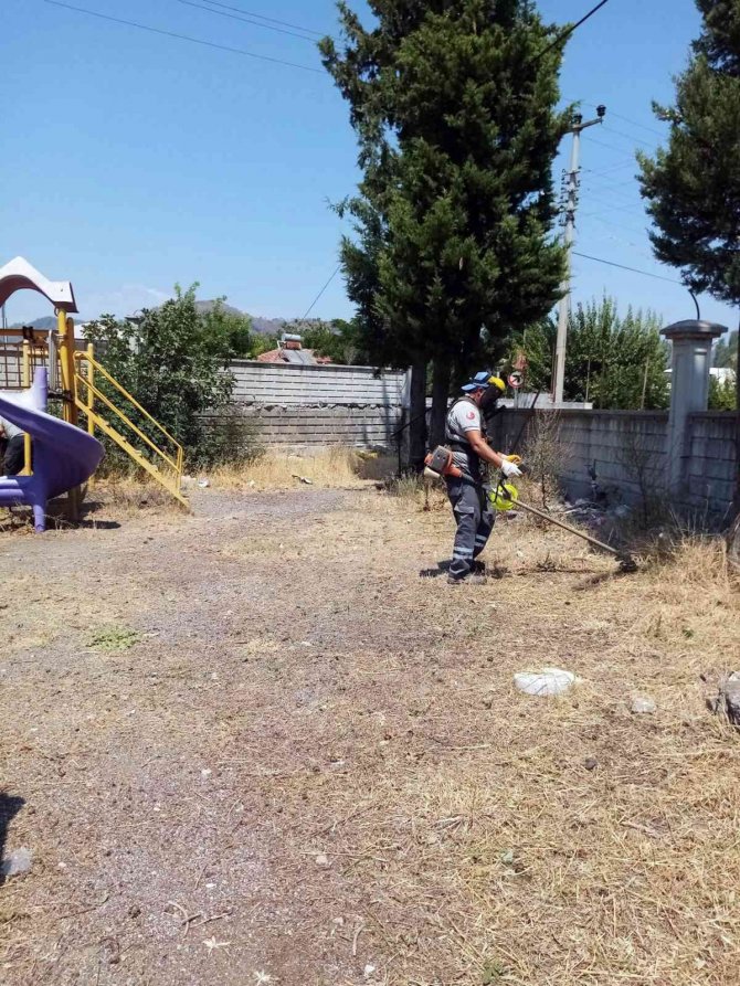 Ortaca’da Ortak Yaşam Alanlarında Kuru Otlar Temizleniyor