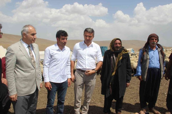 Erzurum’da 300 Hane İle Oba Hayatı Yaşayan Göçerler 20 Bin Hayvana Bakıyor