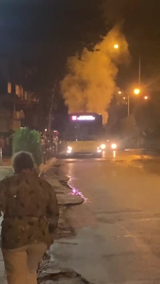 Pendik’te Arkasından Dumanlar Yükselen İ̇ett Otobüsü Yolda Kaldı