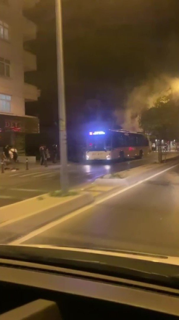 Pendik’te Arkasından Dumanlar Yükselen İ̇ett Otobüsü Yolda Kaldı