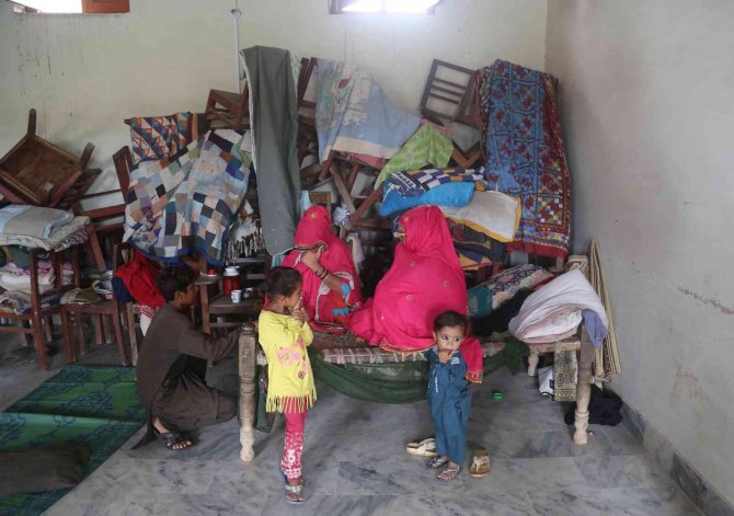 Pakistan’daki Sellerde 2 Ayda 777 Kişi Öldü, 300 Bin Kişi Evsiz Kaldı