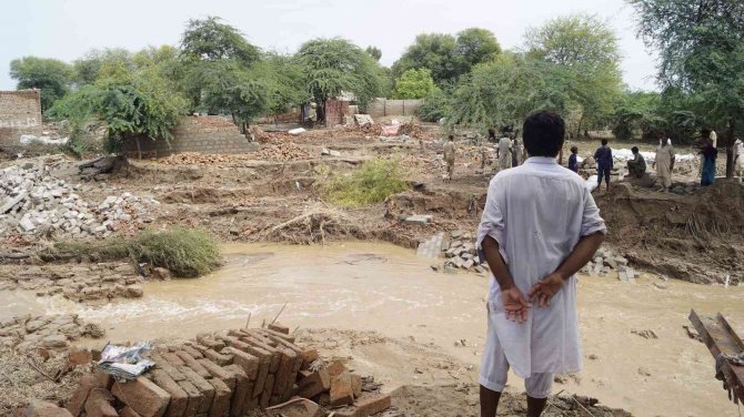 Pakistan’daki Sellerde 2 Ayda 777 Kişi Öldü, 300 Bin Kişi Evsiz Kaldı