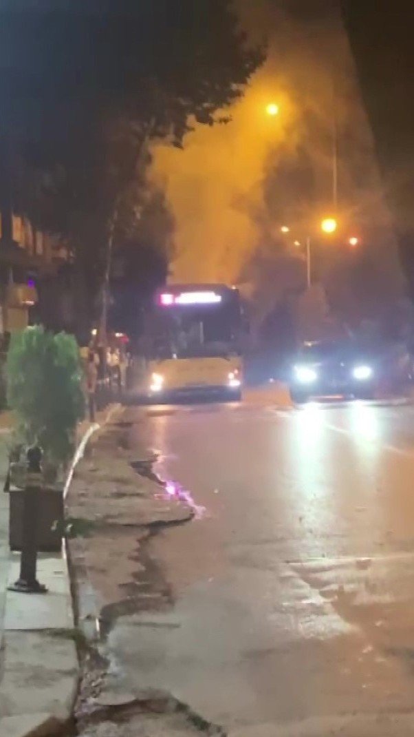 Pendik’te Arkasından Dumanlar Yükselen İ̇ett Otobüsü Yolda Kaldı