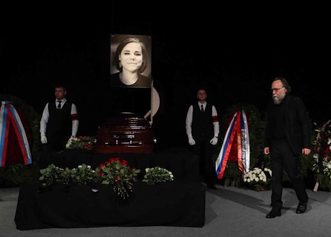 Moskova’da Bombalı Saldırıda Ölen Dugina Son Yolculuğuna Uğurlandı