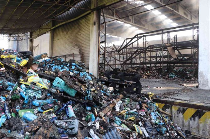 Kozmetik Deposundaki Yangının Zararı Gün Ağarınca Ortaya Çıktı