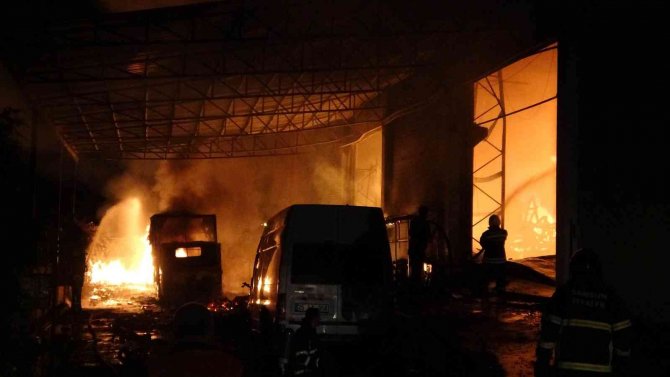 Toptancı Sitesindeki Parfüm Ve İtriyat Deposu Alev Alev Yanıyor