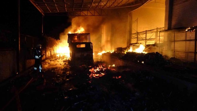 Toptancı Sitesindeki Parfüm Ve İtriyat Deposu Alev Alev Yanıyor
