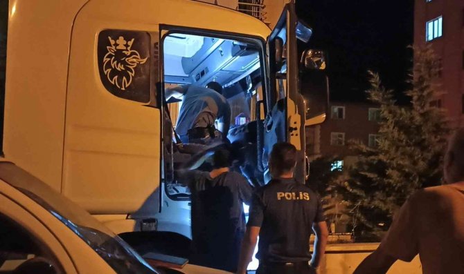 Park Halindeki Tırda Ruhsatsız Tabanca Ele Geçirildi