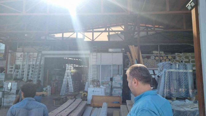 Sinop’ta Seyir Halindeki Araçtan İş Yeri Kurşunladı: O Anlar Kamerada