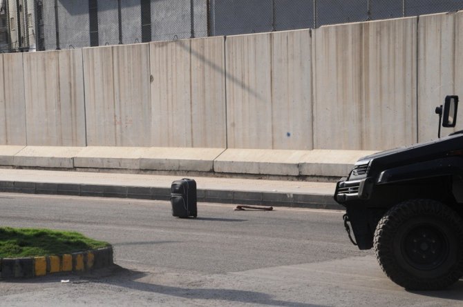 Cizre’de Şüpheli Valiz Patlatıldı, Meraklı Kalabalık Dikkatlerden Kaçmadı
