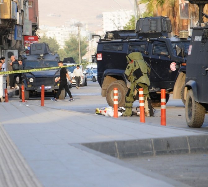 Cizre’de Şüpheli Valiz Patlatıldı, Meraklı Kalabalık Dikkatlerden Kaçmadı